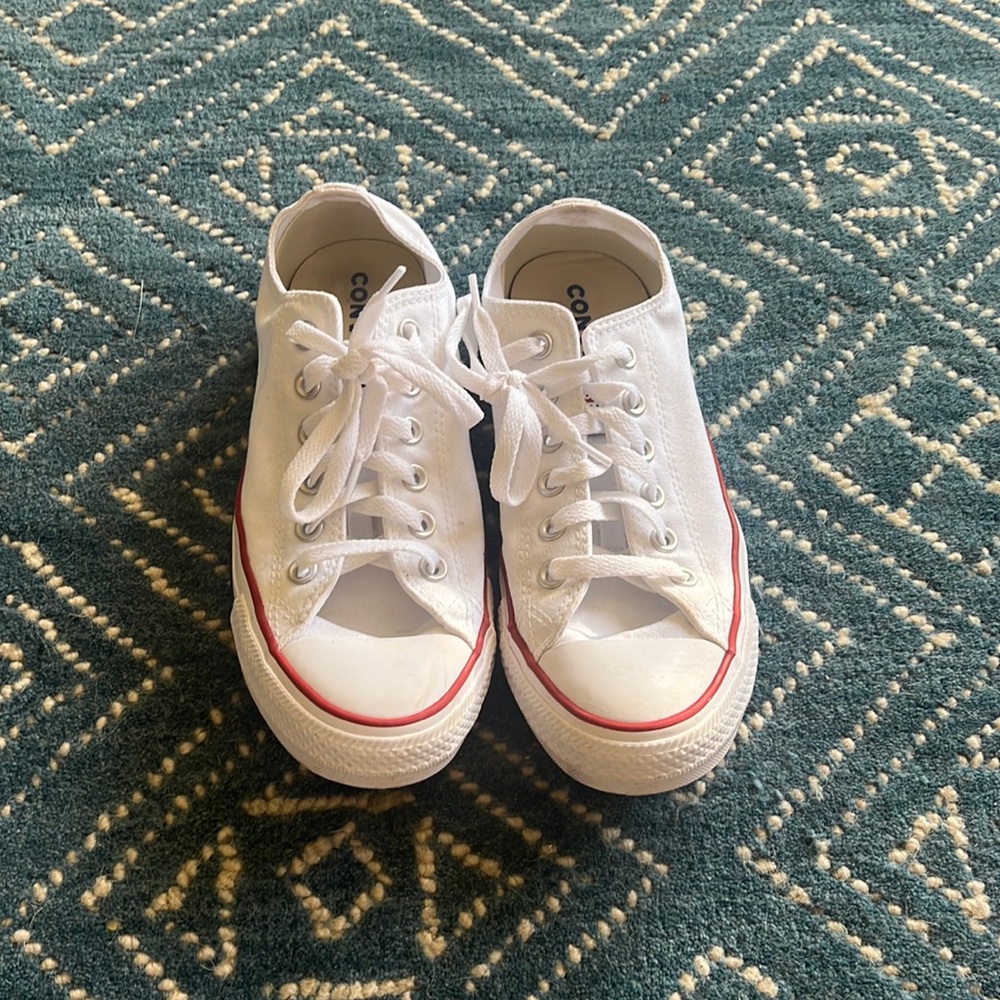 Brand new white converse! 🦢